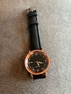 Black Leather Strap Quartz Watch with Rose Gold Case